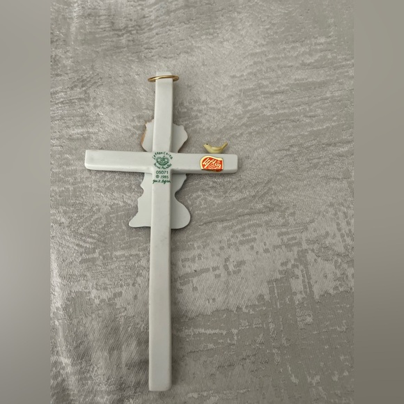 Vintage Lefton Praying Boy with Cross Bird Porcelain Wall Hanging Religious 1985 - Picture 2 of 5